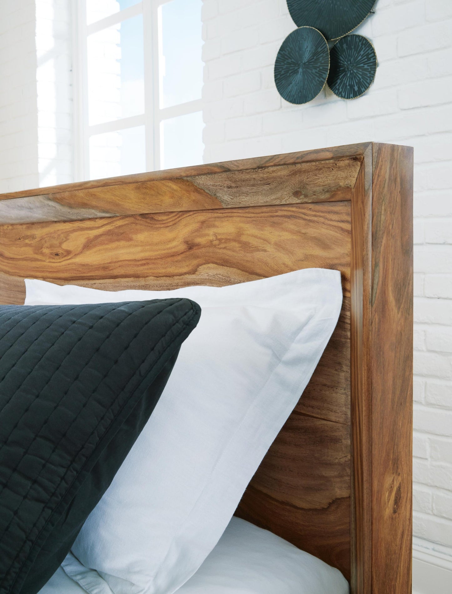 Dressonni Queen Panel Bed